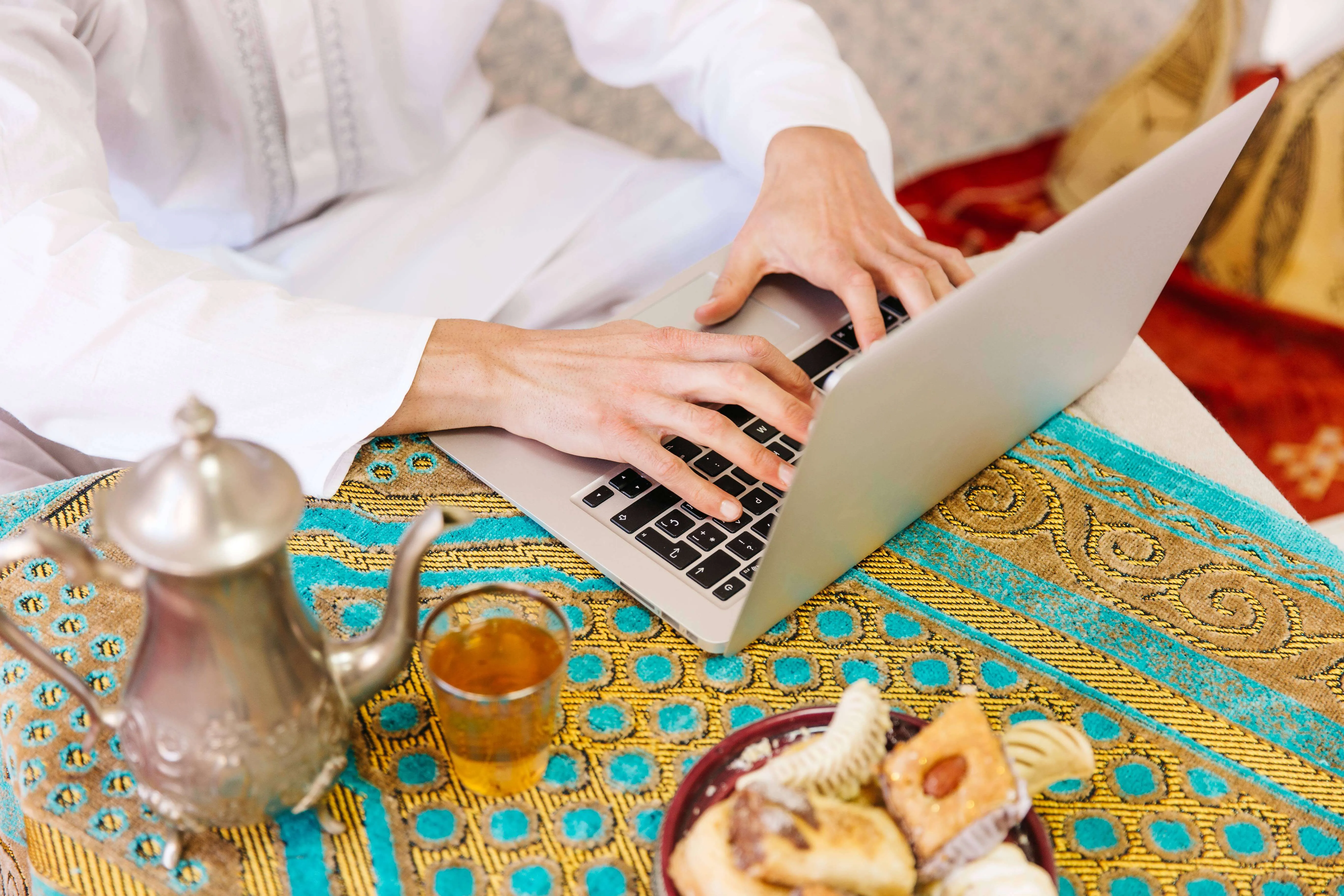 شخص يعمل من المنزل